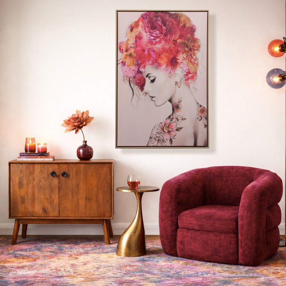 Tableau décoratif Loïc Gréaume avec femme aux fleurs en hauteur, près d'un fauteuil bordeaux à Bourg-Achard