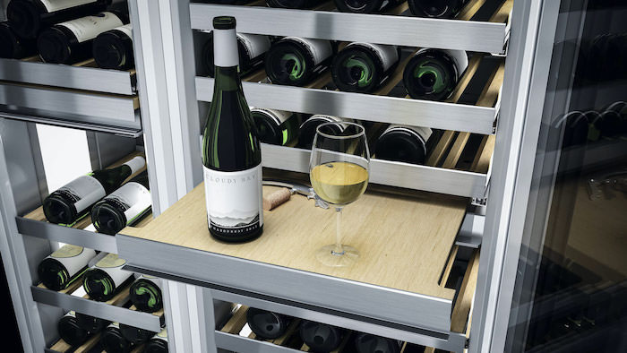 Cave à vin Liebherr encastrable avec tablette de présentation, bouteilles conservées à température