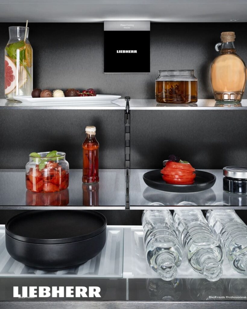 Intérieur d'un réfrigérateur Liebherr avec clayettes en verre réglables, technologies PowerCooling et BioFresh