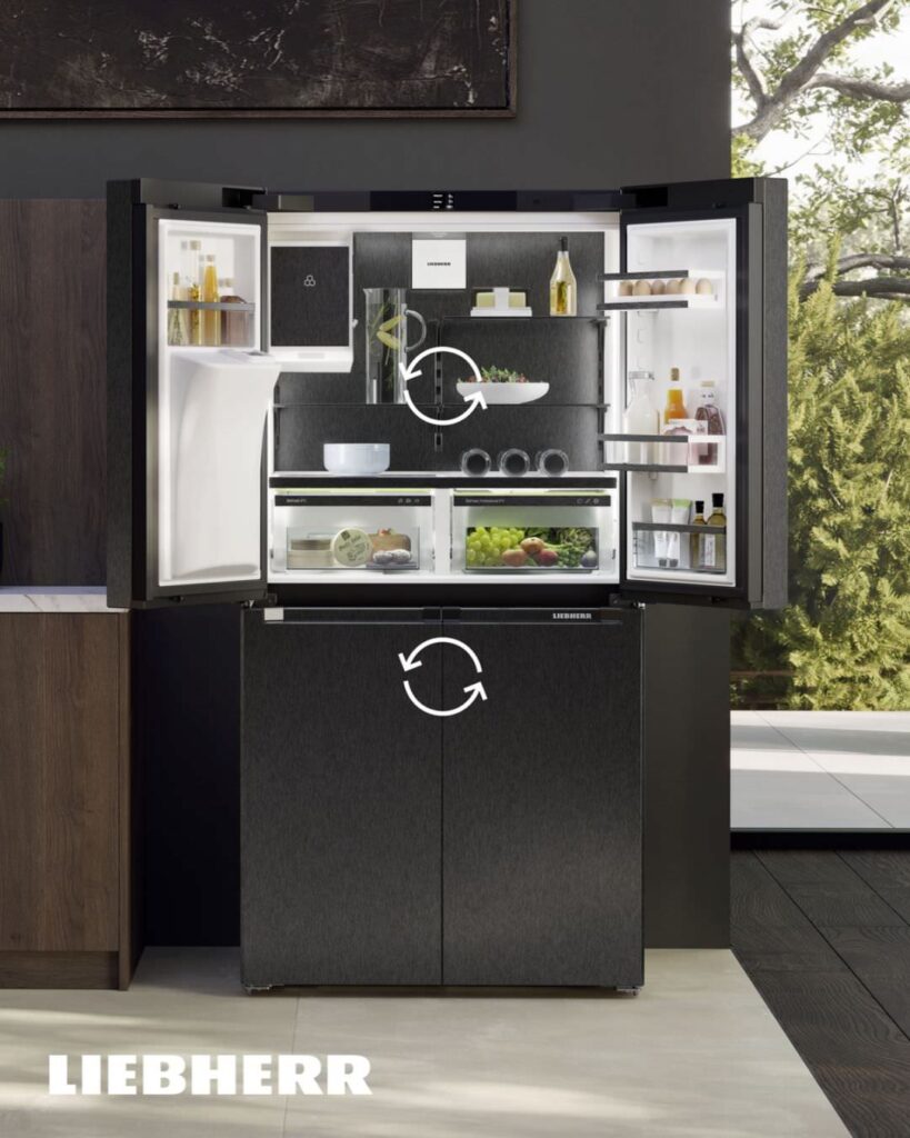 Réfrigérateur Liebherr ouvert sur ses tiroirs BioFresh et son distributeur d'eau intégré