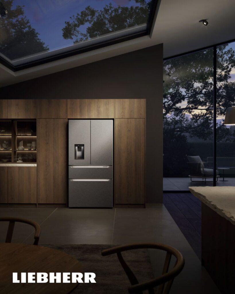 Réfrigérateur Liebherr intégré dans une cuisine contemporaine en bois aménagée par Loïc Greaume à Bourg-Achard