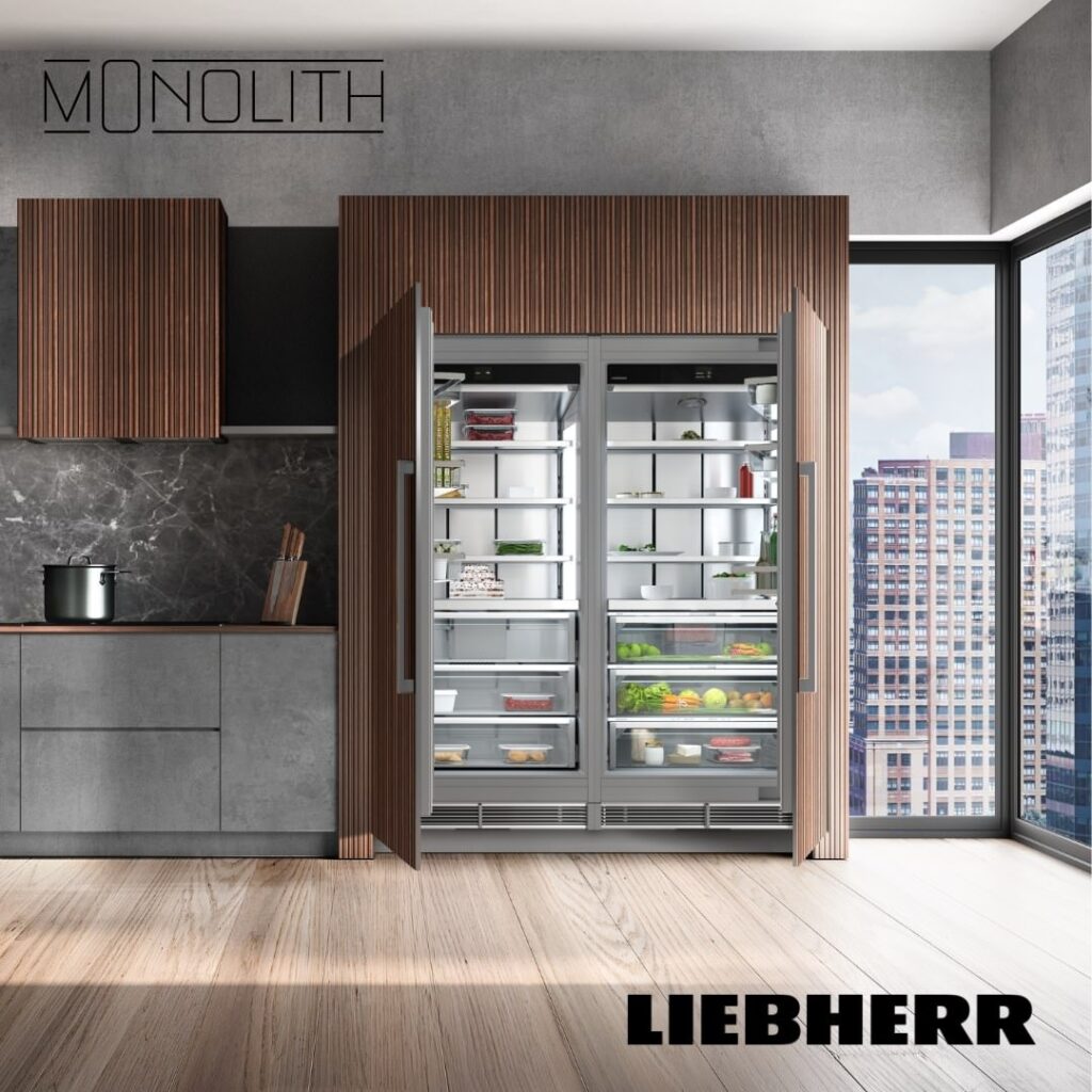 Réfrigérateur Liebherr Monolith encastré en façade bois dans une cuisine contemporaine, portes ouvertes