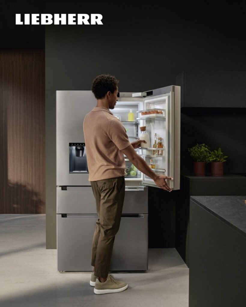 Réfrigérateur Liebherr multi-portes noir en cuisine bois — Design élégant et fraîcheur prolongée