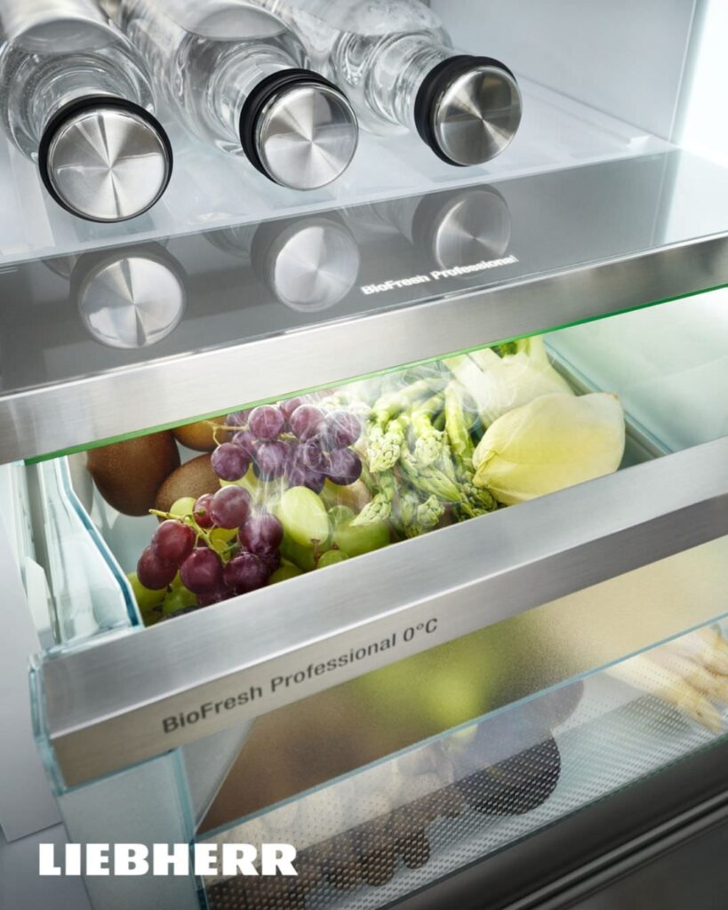 Tiroir BioFresh Professional 0 °C d'un réfrigérateur Liebherr conservant fruits et légumes frais